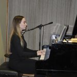 Ze školních přehrávek se zrodil slušný koncert a bubenická show