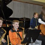 Ze školních přehrávek se zrodil slušný koncert a bubenická show