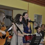 Ze školních přehrávek se zrodil slušný koncert a bubenická show