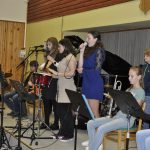 Ze školních přehrávek se zrodil slušný koncert a bubenická show