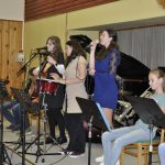 Ze školních přehrávek se zrodil slušný koncert a bubenická show