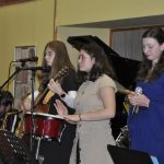 Ze školních přehrávek se zrodil slušný koncert a bubenická show