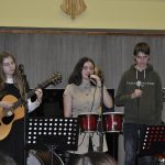 Ze školních přehrávek se zrodil slušný koncert a bubenická show