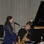 Ze školních přehrávek se zrodil slušný koncert a bubenická show