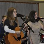 Ze školních přehrávek se zrodil slušný koncert a bubenická show