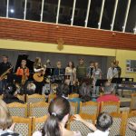 Ze školních přehrávek se zrodil slušný koncert a bubenická show
