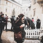 Vánoční trhy v Blatné posypal sníh. Na nádvoří vyrostlo kluziště