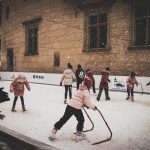 Vánoční trhy v Blatné posypal sníh. Na nádvoří vyrostlo kluziště