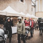 Vánoční trhy v Blatné posypal sníh. Na nádvoří vyrostlo kluziště