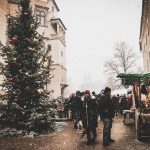 Vánoční trhy v Blatné posypal sníh. Na nádvoří vyrostlo kluziště