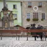 V ulicích Českého Krumlova přibývají nové lavičky, koše i stojany na kola