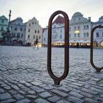 V ulicích Českého Krumlova přibývají nové lavičky, koše i stojany na kola