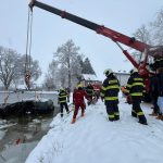 V Dolním Bukovsku skončilo auto v rybníku. Sněžit nepřestane, meteorologové očekávají kalamitní situaci