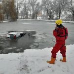 V Dolním Bukovsku skončilo auto v rybníku. Sněžit nepřestane, meteorologové očekávají kalamitní situaci