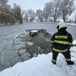 V Dolním Bukovsku skončilo auto v rybníku. Sněžit nepřestane, meteorologové očekávají kalamitní situaci