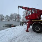 V Dolním Bukovsku skončilo auto v rybníku. Sněžit nepřestane, meteorologové očekávají kalamitní situaci