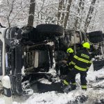 U Nových Hradů zapadl autobus s japonskými turisty. Na Táborsku se převrátila cisterna s mlékem