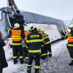 U Nových Hradů zapadl autobus s japonskými turisty. Na Táborsku se převrátila cisterna s mlékem