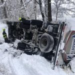 U Nových Hradů zapadl autobus s japonskými turisty. Na Táborsku se převrátila cisterna s mlékem