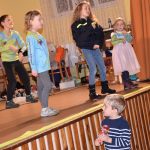 Na vánočním trhu zazpívali hasiči z Dobrošova Budulínka a zatančili na hit Hasička
