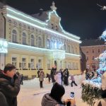 Rozsvícení vánočního stromu a výzdoby v Milevsku sledovalo plné náměstí