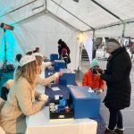 K rozzářenému adventnímu stromu v Písku dorazil i Andělský rytíř