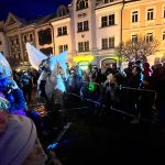 K rozzářenému adventnímu stromu v Písku dorazil i Andělský rytíř