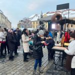 K rozzářenému adventnímu stromu v Písku dorazil i Andělský rytíř