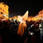 K rozzářenému adventnímu stromu v Písku dorazil i Andělský rytíř