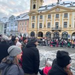 K rozzářenému adventnímu stromu v Písku dorazil i Andělský rytíř