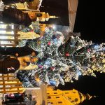 K rozzářenému adventnímu stromu v Písku dorazil i Andělský rytíř