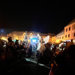 K rozzářenému adventnímu stromu v Písku dorazil i Andělský rytíř