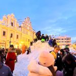 K rozzářenému adventnímu stromu v Písku dorazil i Andělský rytíř