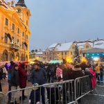 K rozzářenému adventnímu stromu v Písku dorazil i Andělský rytíř