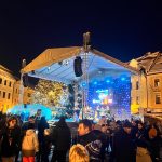K rozzářenému adventnímu stromu v Písku dorazil i Andělský rytíř