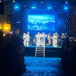 K rozzářenému adventnímu stromu v Písku dorazil i Andělský rytíř