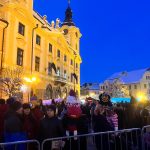 K rozzářenému adventnímu stromu v Písku dorazil i Andělský rytíř