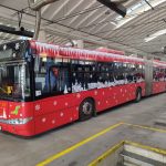Ulice krajského města křižuje adventní autobus. Září na něm budějovické dominanty