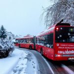 Ulice krajského města křižuje adventní autobus. Září na něm budějovické dominanty