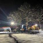 U Budějovic boural kamion. Návěsem se zaklínil do stromu