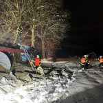 U Budějovic boural kamion. Návěsem se zaklínil do stromu