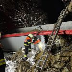 U Budějovic boural kamion. Návěsem se zaklínil do stromu
