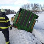 U Trhových Svinů havaroval traktor převážející telata
