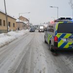 Ve Včelné srazila dodávka chodce. Policie hledá svědky