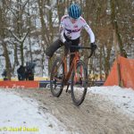 VIDEO: Cyklokrosovému závodu žen vládly ve Veselí Slovenky. Anna Hrdinová dokončila devátá