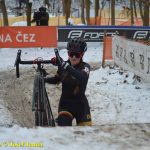 VIDEO: Cyklokrosovému závodu žen vládly ve Veselí Slovenky. Anna Hrdinová dokončila devátá