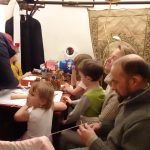 O druhé adventní neděli v Chýnově malovali betlém, muzikanti vyhrávali před Hospůdkou u Čendy