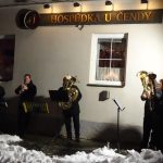 O druhé adventní neděli v Chýnově malovali betlém, muzikanti vyhrávali před Hospůdkou u Čendy