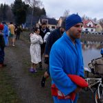 Video: Novoroční namáčení v jistebnickém rybníku Chadimák přilákalo 69 otužilců
