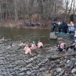 Video: Novoroční namáčení v jistebnickém rybníku Chadimák přilákalo 69 otužilců